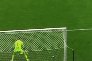 太可惜了！这球若踢进，将又是一历史名画！