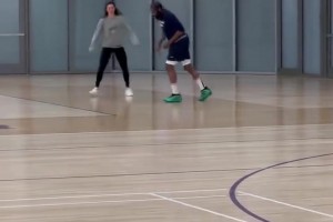 登哥就是这么硬！哈登在训练师陪同下积极进行赛前训练😤😤