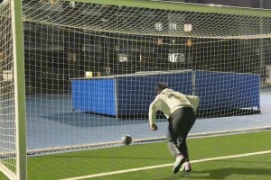 业余场上女老师现场教学门将手型，王大雷无辜躺枪