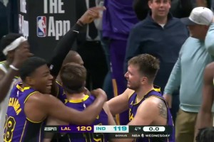 燃爆了！梦回火箭登！哈登连续三个三分球，点燃全场啊！