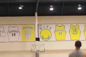 库里的球感真的逆天，真就随便位置各种姿势都能进球