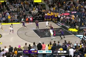 为大哥兴奋！詹姆斯压哨绝杀后，小老弟海斯在旁边蹦蹦跳跳的