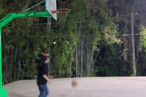 三分线投篮脚不离地，厉害了！