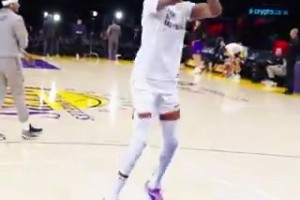 杜兰特独特的原地转陀螺投篮训练，真够逗的哈哈哈