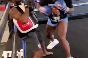 美媒打趣🤣詹姆斯观看A-史密斯拳击视频后，估计是这个样子：