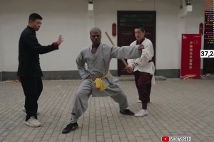 甲亢哥第一次尝试胳膊碎木棍，差点被一棒子打昏过去🤣