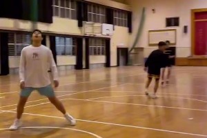 日本女生和男孩子打全场，这个幅度的动作真的太帅了！