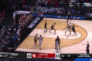 普渡防守沟通失误！休斯顿大学后卫乌赞发球篮下捡漏打进绝杀💥