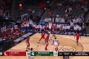 乐透行情！扣篮王理查德森之子今日疯三砍下20分助队晋级🔥