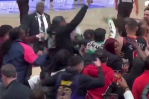 换阵营换挺快🤣基迪绝杀后，穿老詹球衣的湖人球迷加入狂欢队伍