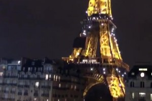 为什么法国能夺世界杯，埃菲尔铁塔下寸土寸金的地方给孩子们踢球