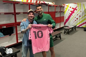 🎾致敬德约！梅西进球后做出打网球的动作！