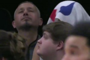 这谁啊，被主教练第四节弃用了还这么开心！😜