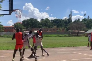 南苏丹野球场有多恐怖？2米的进来打都要被帽成麻瓜