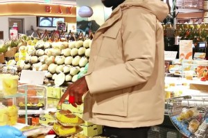 网友偶遇吉林外援琼斯逛超市：装了一车菠萝是要进货吗🤣🤣