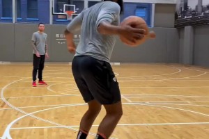 “慢动作下的哈登撤步投篮，和衔接投篮前的虚晃”