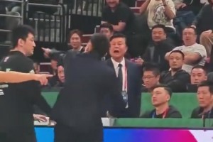 看这口型骂的很脏啊！昨晚技术台工作人员指着杨鸣怒骂😳