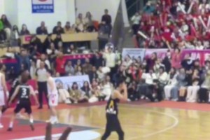 30号这场，大哥的太阳穴都指麻了 ...😏