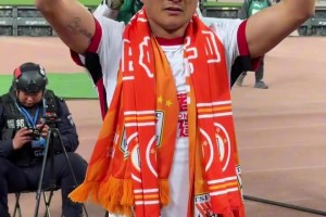 泰山丢第三球后，崔康熙喝了一口水压压惊