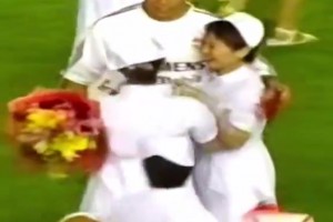 大罗受到中国护士姐姐追捧，小贝被啦啦队簇拥🤣小贝看着一脸懵