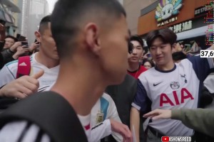 甲亢哥一脸厌恶看着“梅西”，但“梅西”还是想和甲亢哥合影🤣