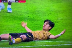 喘不上气！久保健英被维尼修斯放倒后久久地躺在地上🫠