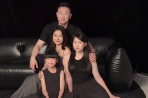 如此幸福为何糊涂啊？此前刘维伟一家四口的全家福花絮~