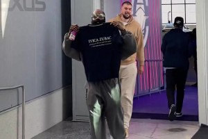 力挺队友！快船全员穿着印着“祖巴茨DPOY”的T恤现身球馆