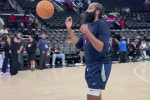 轻松写意！哈登赛前热身转身随手飚进logo三分🎯