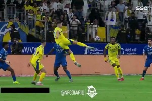 你敢信这是40岁做出来的动作？C罗超滞空侧身剪刀脚射门