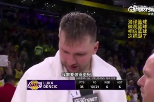 好家伙！詹姆斯赛后再次亲吻了队友的妈妈😁