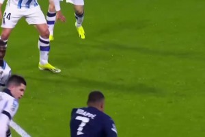 姆巴佩这球真的不讲理啊！背身防守又如何，我全身都是假动作！