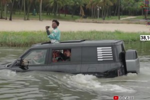 遥遥领…甲亢哥体验比亚迪仰望U8水下系统，现场惊呼太牛了😝