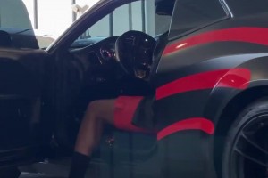 哈登开一辆道奇挑战者地狱猫现身 这与他第9代签名鞋款相呼应