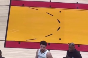 皮蓬前妻昨日带女儿到现场观看小皮蓬比赛，还给儿子送上亲吻！