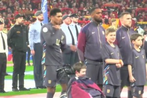 雨中温情！贝林厄姆脱衣为残疾儿童驱寒，这样的球星你怎不爱？