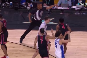 冠军梦碎！弗拉格身后抢板被吹犯规送致命两罚，这个吹罚合理吗？