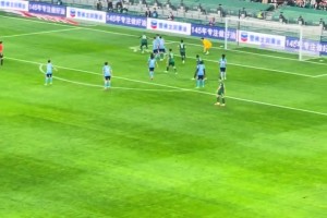 三人围抢也拦不住🔥，实拍法比奥半转身爆射破门引爆工体