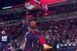 快船小琼斯这360轻松又舒展！后面那个小胖子怎么扣得这么菜？