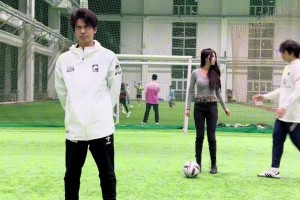 好绿啊！女子踢球时自觉被第三者现场抱走，还发出声响……😅