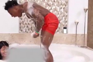 男女混浴！甲亢哥洗澡时下面起反应了，女生问：你能站起来嘛🤣