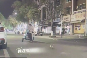 无语！老哥在车里看皇马被绝杀，结果来了俩小毛贼偷车🤣