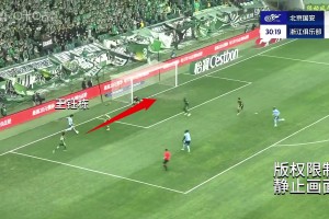 王钰栋0度角射门❗️黄健翔：过人不错，但怎么着，应该传