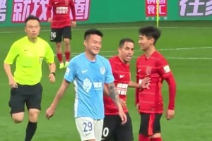 韦世豪遭到大连球员挑衅，这口型应该没人看不懂吧🤣