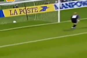 太逆天了！卡洛斯这脚超远任意球，现在还有球员能做到吗？