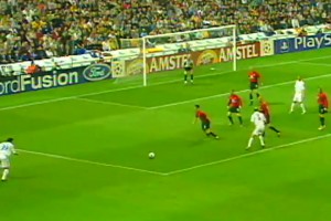 这脚法神了！菲戈大禁区边缘吊射攻破曼联球门