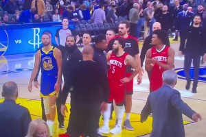 火药味十足！半场结束回更衣室路上，库里与乌度卡发生争吵💥