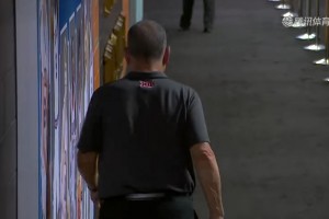 悲喜不相通😭休斯顿大学主帅桑普森落寞离场，不甘握拳砸墙！