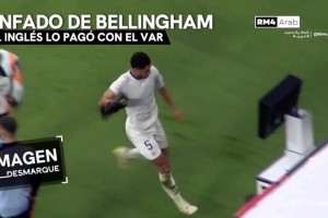 这太危险了！贝林厄姆十分愤怒地踢了VAR监视器🫠