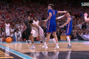 太致命了😶‍🌫️在绝杀离谱失误前，夏普还被切球出界丢球权